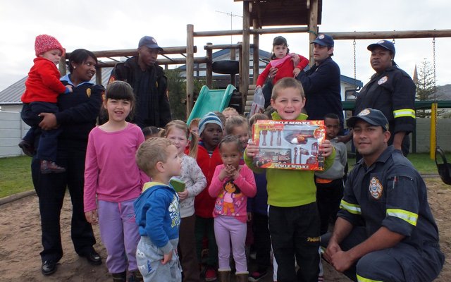 2de van regs ontvang Hanlo van Rensburg (4) van De Kleine Gansies Kleuterskool sy sussie, Elizna (6) se Brandweerprys van Bavan Hess